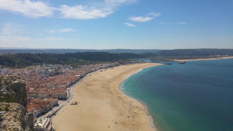 widok z góry na plaże i miasto obok plaży