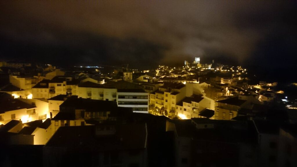 panorama miasta w nocy