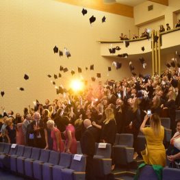 sala wykładowa z biretami studentów w górze