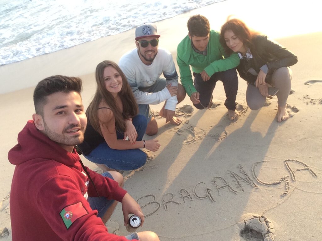 zdjęcie grupy osób na plaży