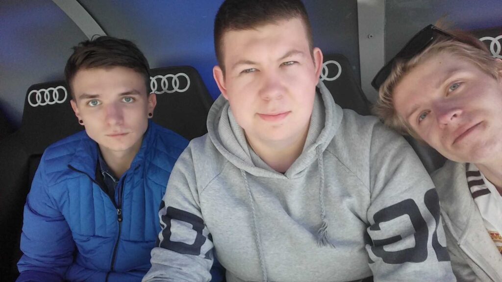 zdjęcie osób na ławce rezerwowej na stadionie