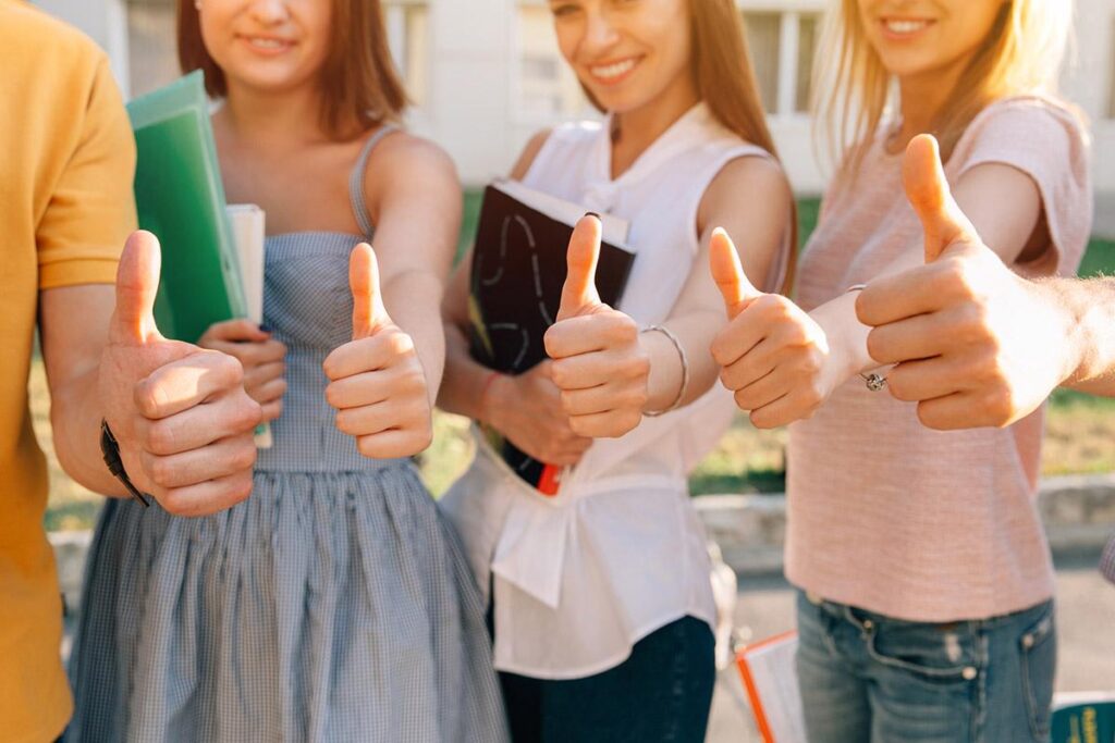 zdjęcie studentów z kciukami w górę