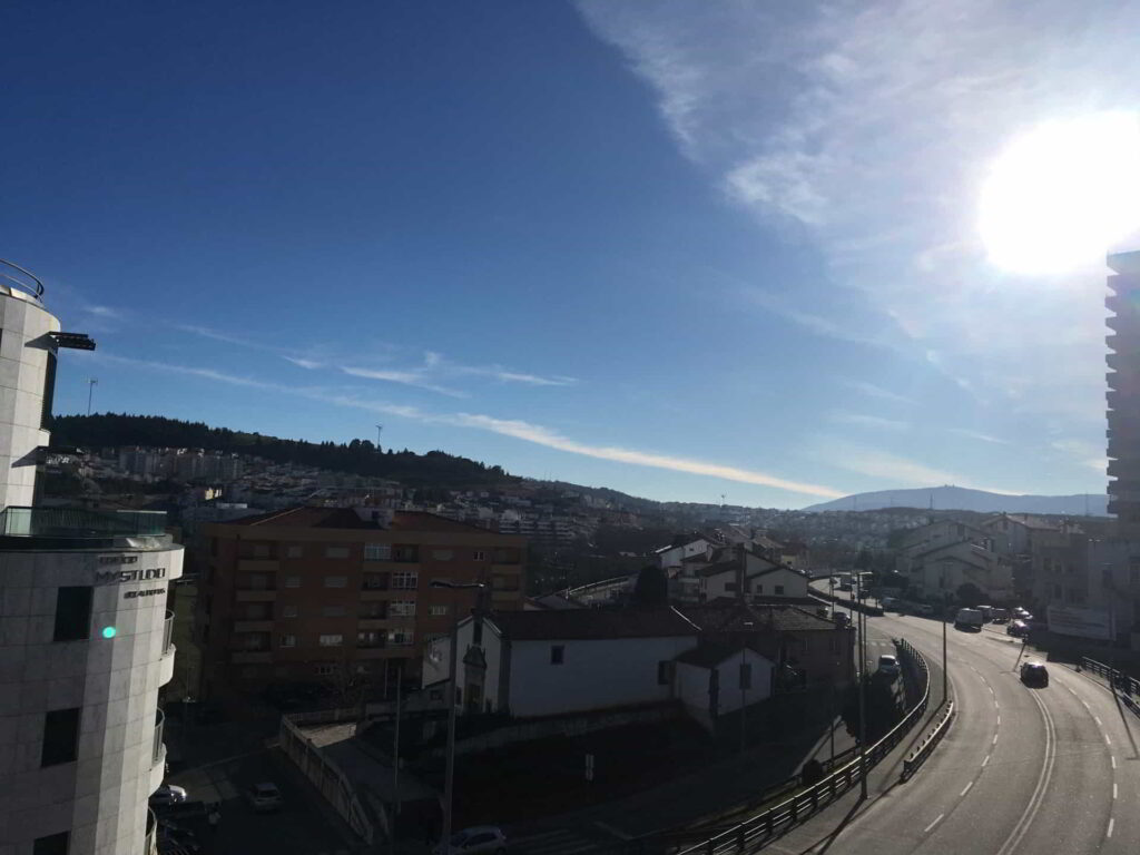 widok na miasto w słoneczny dzień
