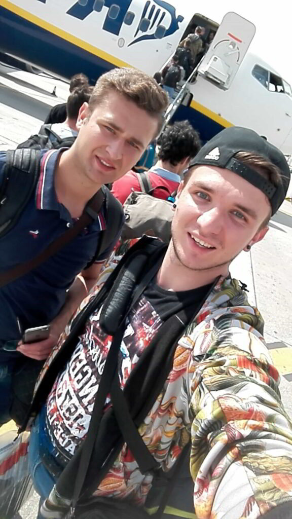 zdjęcie z kolegą przed samolotem