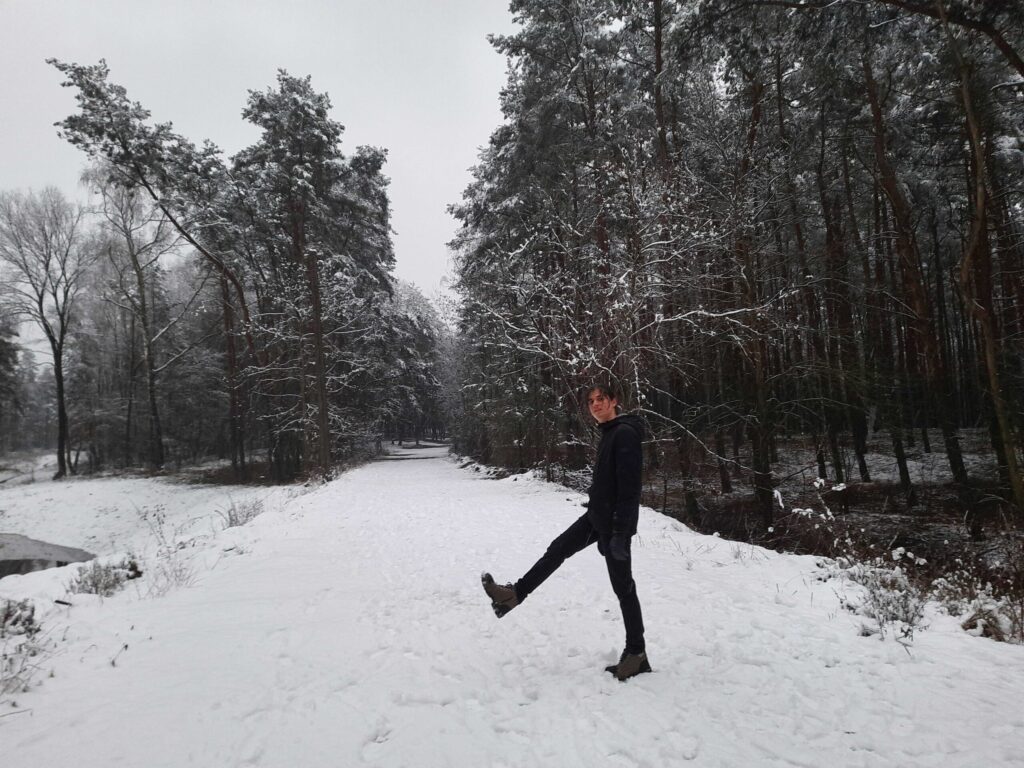 Osoba na śniegu w lesie