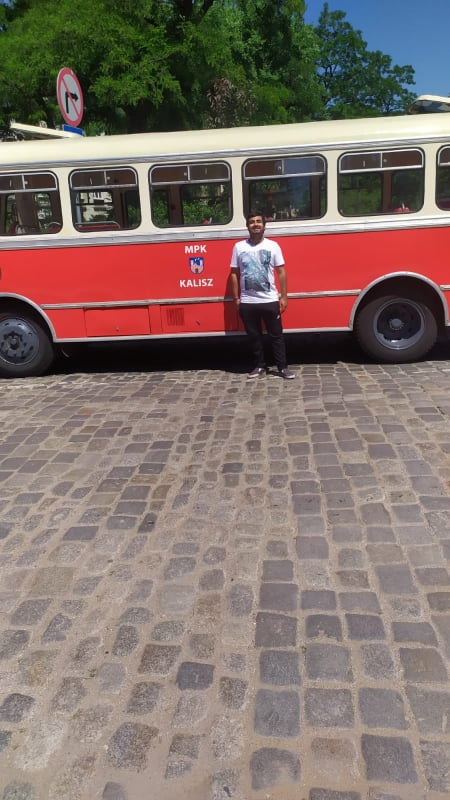 Osoba przed starym autobusem MPK Kalisz