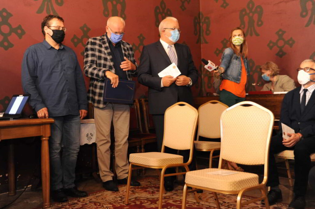 Jest godło i sztandar Akademii Kaliskiej-3