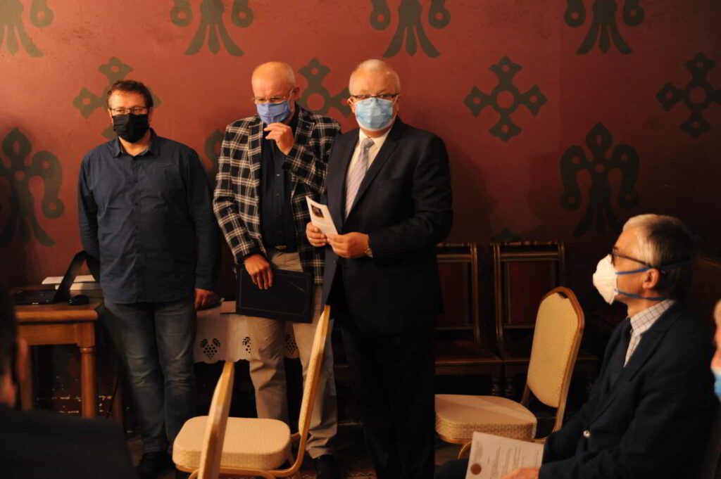 Jest godło i sztandar Akademii Kaliskiej-4