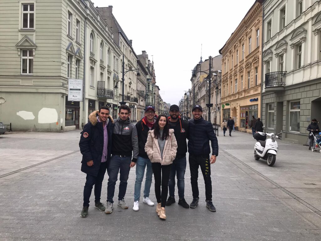 Grupa osób zdjęcie na ulicy