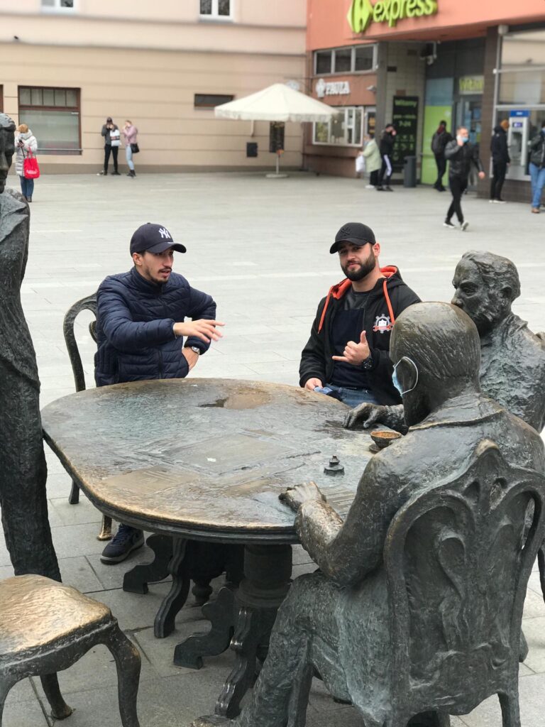 Dwie osoby siedzące przy stoliku rzeźbie